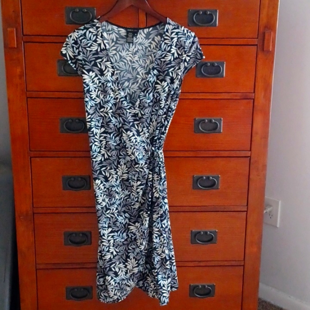 BCBGMAXAZRIA womans Leaf print wrap midi dress size Medium .